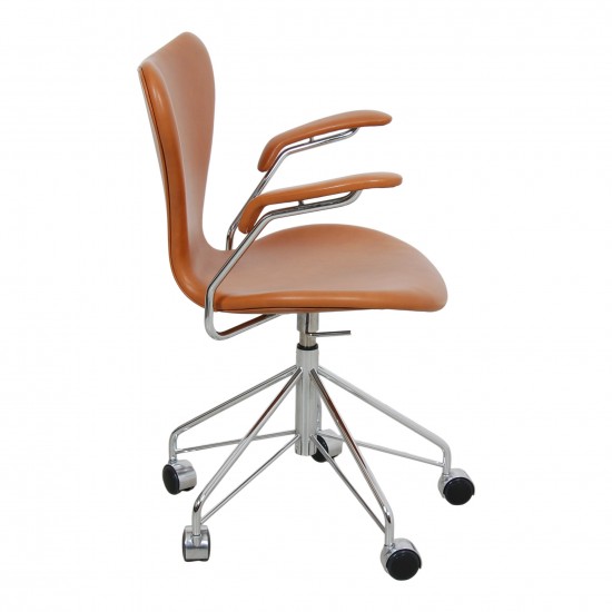 Arne Jacobsen 3217 7er kontorstol i Cognac classic l der Cph